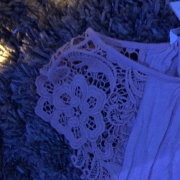Lace Shoulder light flowy top - Picture 2 of 4